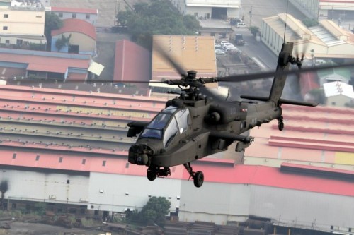 Đài Loan vừa tiếp nhận lô 6 máy bay trực thăng tấn công AH-64E Apache đầu tiên từ Mỹ.